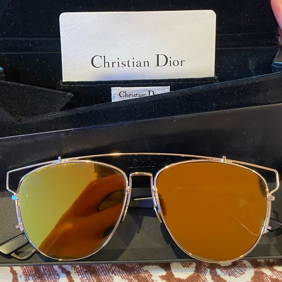 Women’s Dior sunglasses in gold - Picture 2 of 4
